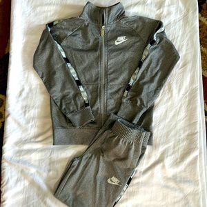 Nike Jogging Suit - Boys - Size 5/6 - Barely Worn - Gray, White & Black